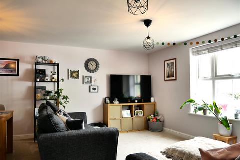 2 bedroom flat for sale, Kingfisher Court, Calne