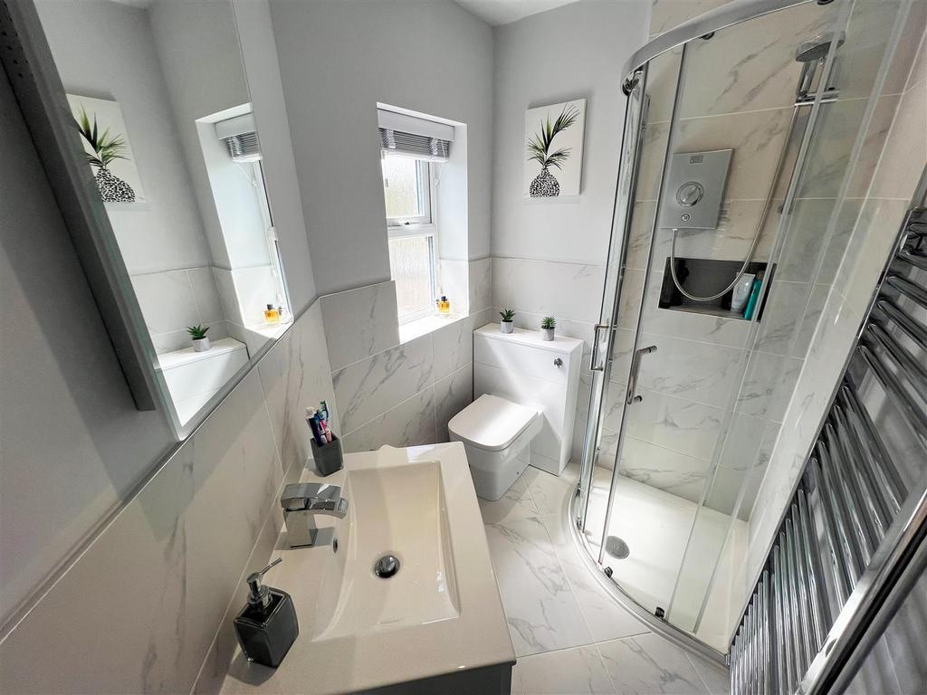 Refitted en suite shower room