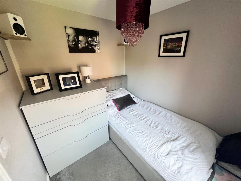 GL25 Bed3.jpg