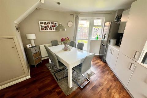 25 Griffin Lane, Dickens Heath, Solihull, B90 1TS