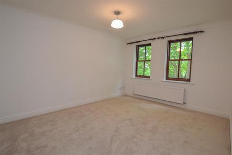 2 bedroom apartment to rent, Riverside Road, St. Albans