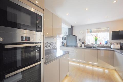 18 Danemead Close, Stoke-on-trent, ST3 7XX