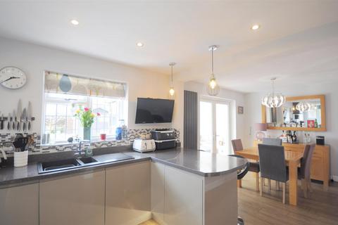 18 Danemead Close, Stoke-on-trent, ST3 7XX