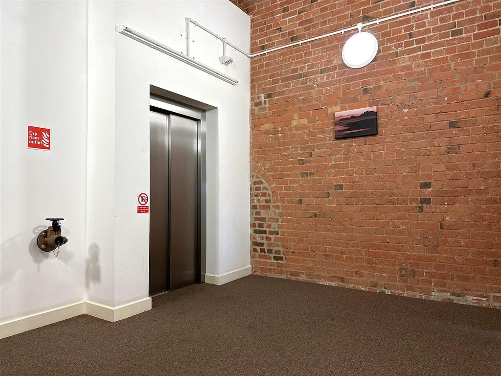 Communal lift 465