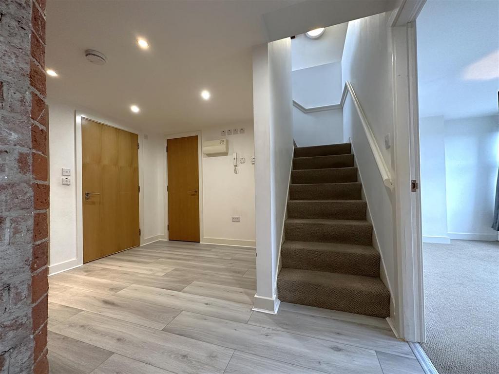Hallway Up To Th First Floor 449