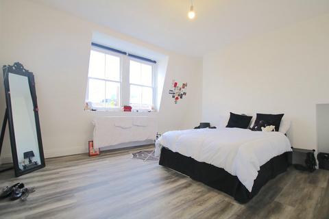 3 bedroom flat to rent, Settles Street, London E1
