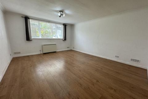 Studio for sale, Buckingham Road, Hampton TW12