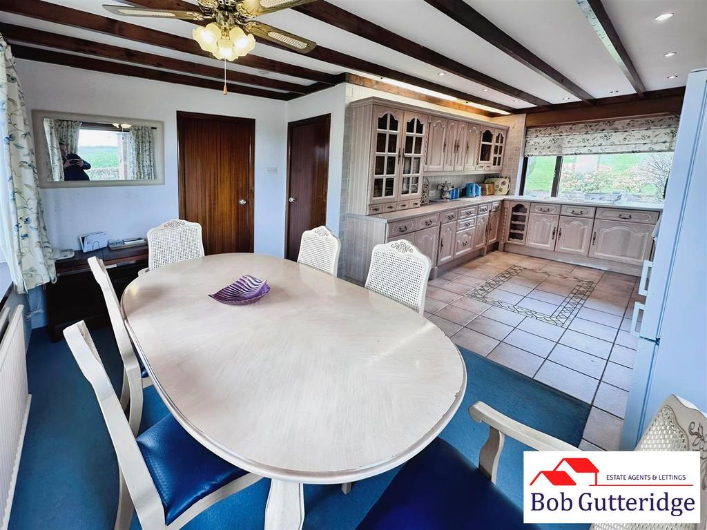 "l" shaped fitted kitchen / dining room