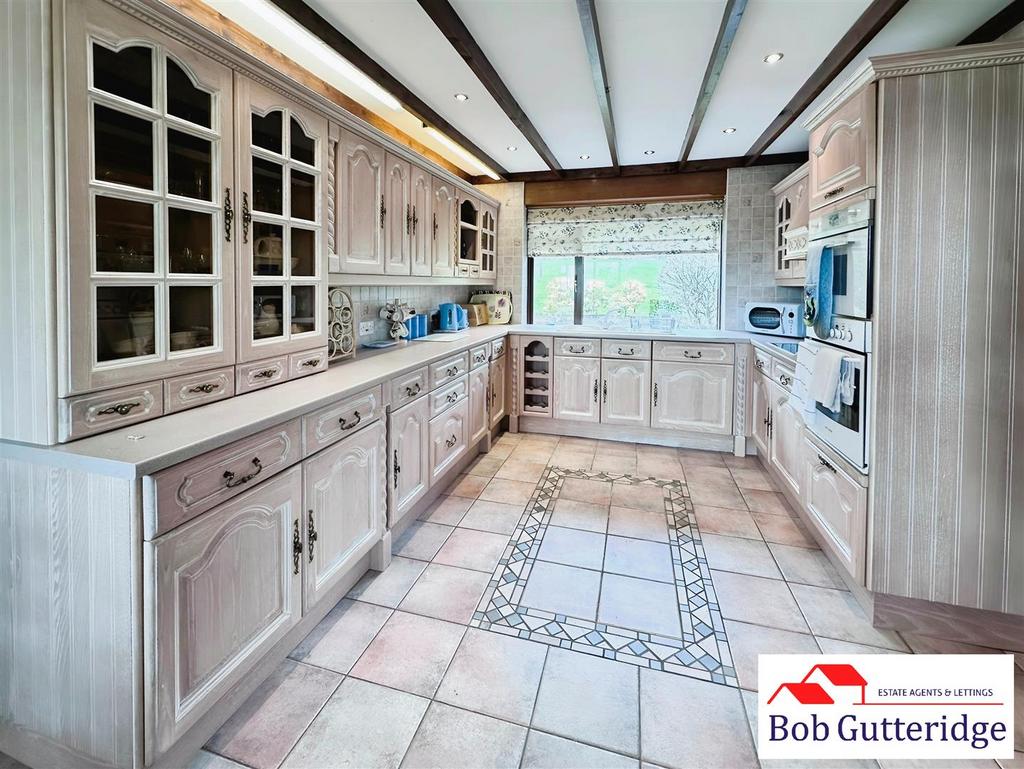 "l" shaped fitted kitchen / dining room