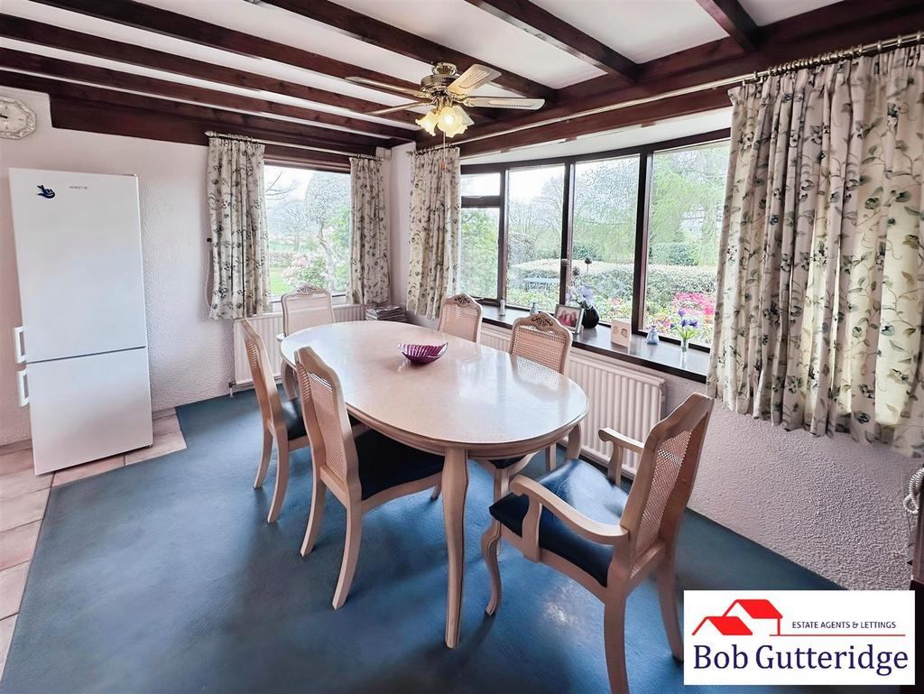 "l" shaped fitted kitchen / dining room