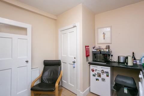 1a, Bulls Close, 100 Canongate, Edinburgh, EH8 8DD