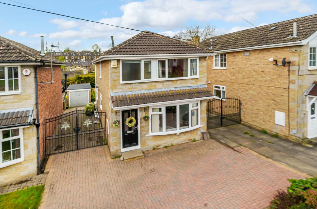 Kirklees Drive, Farsley, West Yorkshire, LS28 4 bed detached house for