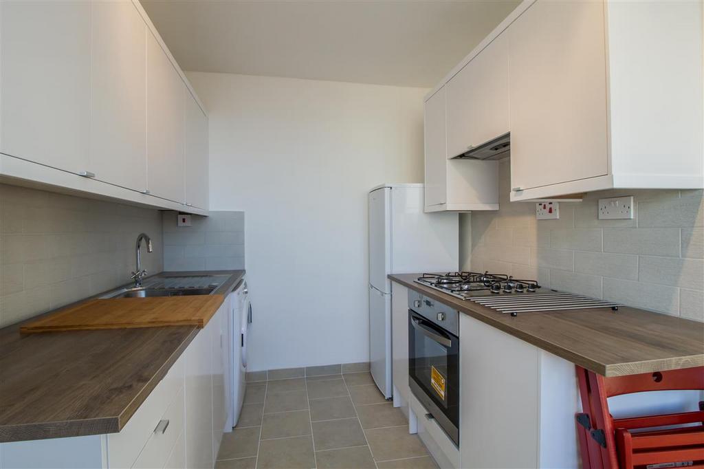 Farnborough House, Roehampton 2 bed apartment - £260,000