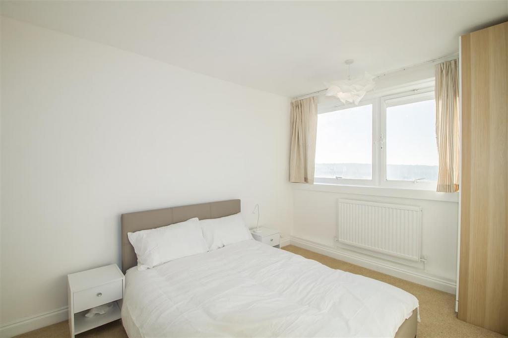 Farnborough House, Roehampton 2 bed apartment - £260,000