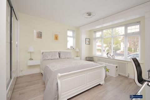 28 Squirrels Heath Road, Romford, RM3 0LJ