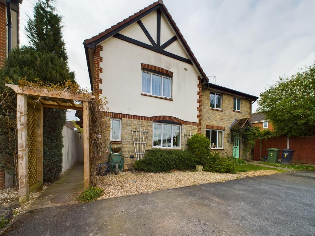 Kenilworth Close, Hereford HR2 3 bed semidetached house for sale £