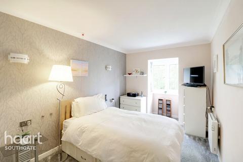 1 bedroom retirement property for sale, Avenue Road, London