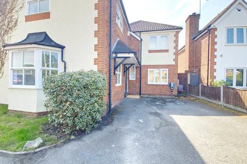4 bedroom detached house to rent, Pett Close, Hornchurch, RM11