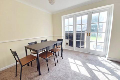 4 bedroom detached house to rent, Pett Close, Hornchurch, RM11