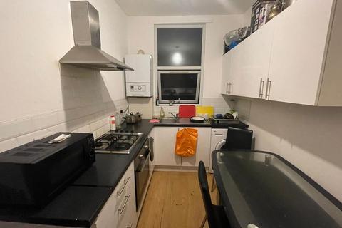 1 bedroom in a house share to rent, London SW2