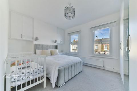 3 bedroom terraced house for sale, Swingate Lane, London