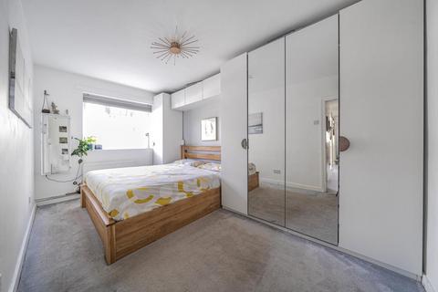 3 bedroom flat for sale, Rollscourt Avenue, London