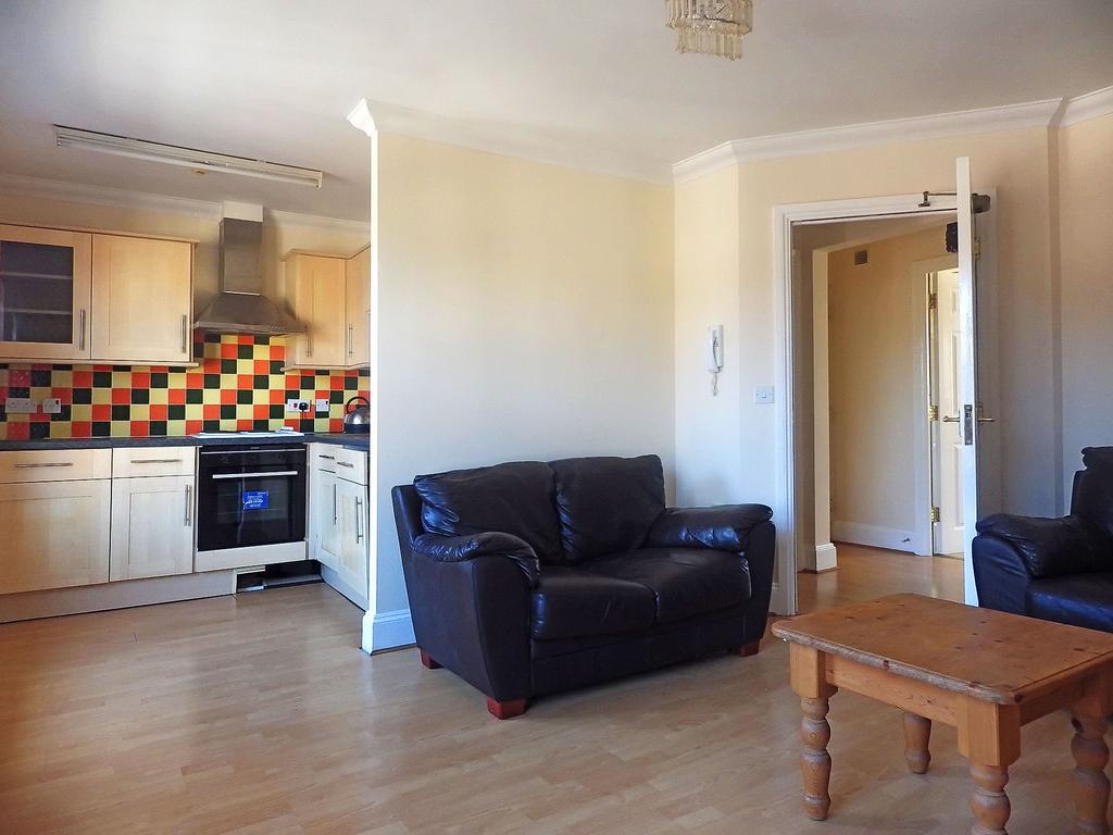 Cricklade Street, Swindon SN1 1 bed apartment to rent £700 pcm (£162 pw)