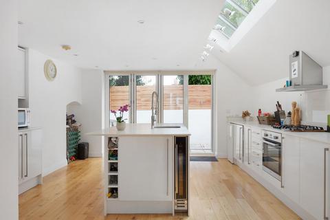 94 Burnthwaite Road, London, SW6 5BG