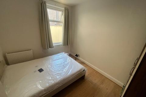 1 bedroom maisonette to rent, Chiswick Road, N9