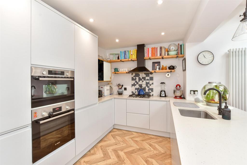 Highfield Road, Tunbridge Wells, Kent 3 bed semidetached house for