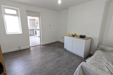 4 bedroom flat to rent, Blackbird Hill, London NW9