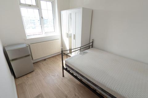 4 bedroom flat to rent, Blackbird Hill, London NW9