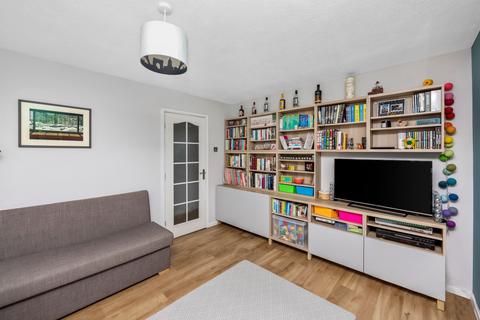 26 Westleas, Horley, RH6 8AF