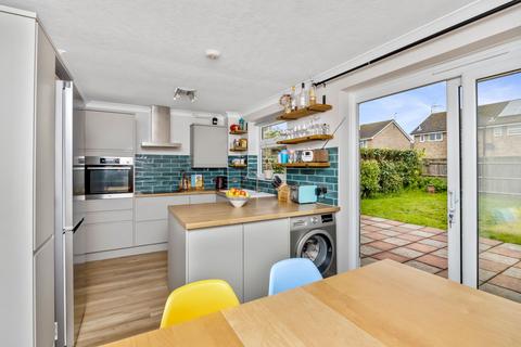 26 Westleas, Horley, RH6 8AF