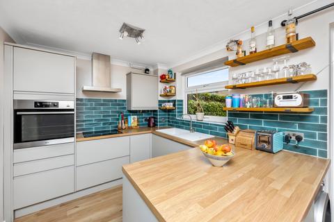 26 Westleas, Horley, RH6 8AF