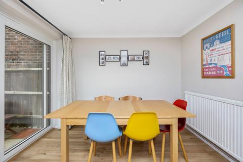 26 Westleas, Horley, RH6 8AF