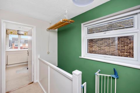 26 Westleas, Horley, RH6 8AF