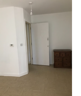1 bedroom in a flat share to rent, Connersville Way, Croydon CR0