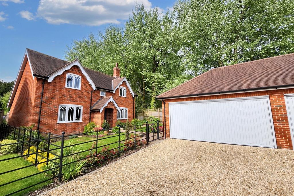 Iwerne Minster 3 bed detached house for sale £750,000