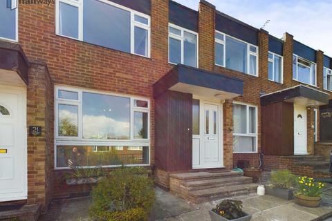 22 Deepfield Way, Coulsdon, CR5 2SZ