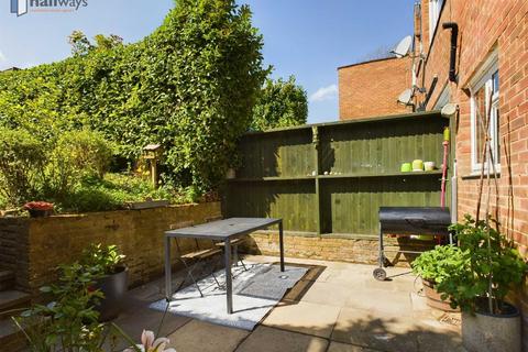 22 Deepfield Way, Coulsdon, CR5 2SZ