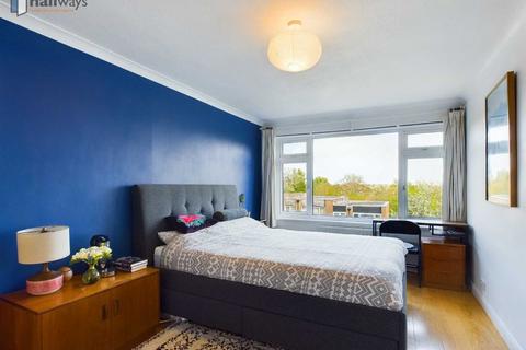 22 Deepfield Way, Coulsdon, CR5 2SZ