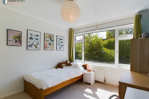 22 Deepfield Way, Coulsdon, CR5 2SZ