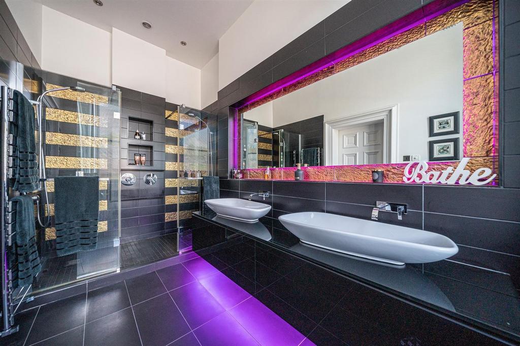 BED 1 ENSUITE.jpg