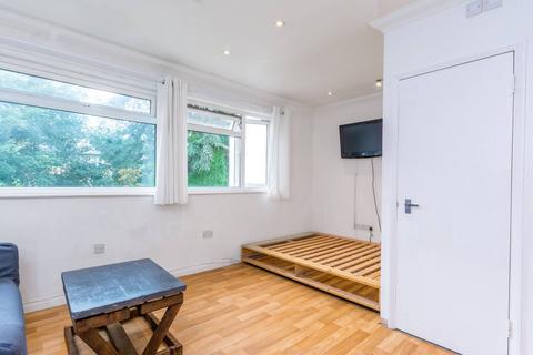 Studio to rent, Sovereign Close, Ealing, London, W5