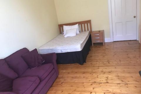 4 bedroom flat to rent, Marchmont Road, Edinburgh EH9
