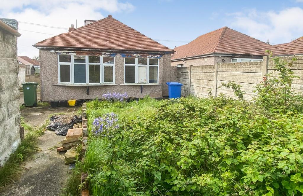 30 Ridgeway Avenue, Rhyl, Clwyd, LL18... 2 bed bungalow £65,000