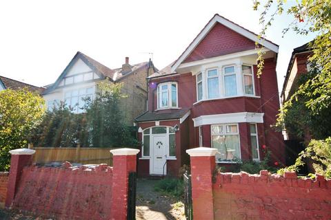 5 bedroom detached house to rent, Carew Road, Ealing, W13