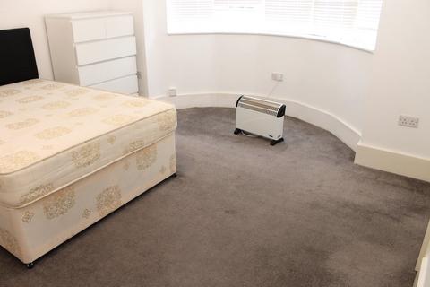 1 bedroom bedsit to rent, North Circular Road, London N13