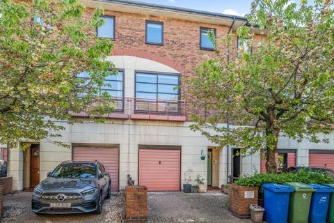 6 Plover Way, London, SE16 7TT